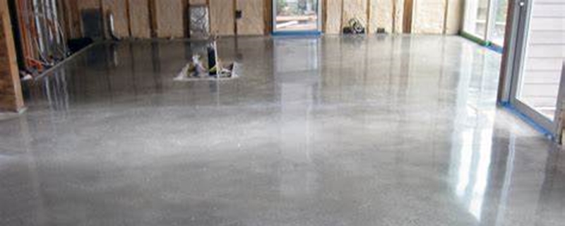 装修施工时固化剂直接刷水泥地面可以吗？