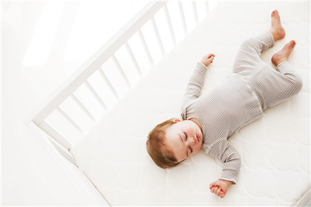 婴儿床垫好还是褥子好？扒一扒如何选购婴儿床垫？