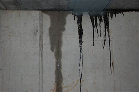 二楼卫生间漏水原因是什么？