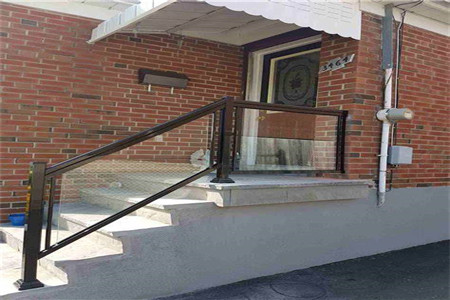 室外楼梯栏杆什么材质好？