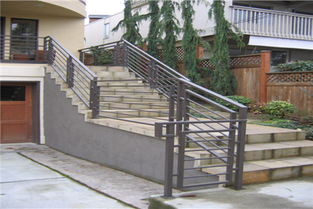 室外楼梯栏杆高度多少？室外楼梯栏杆什么材质好？